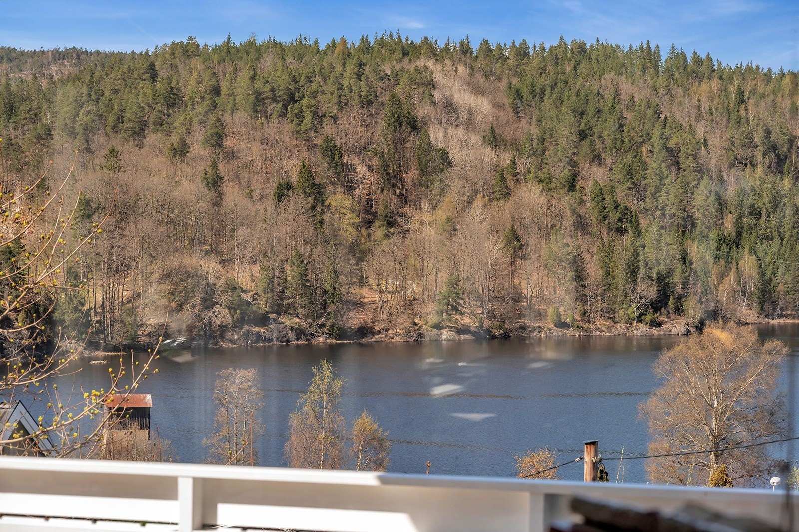 Fra eiendommen er det vakker utsikt over innsjø og skogkledd landskap. Galleribilde