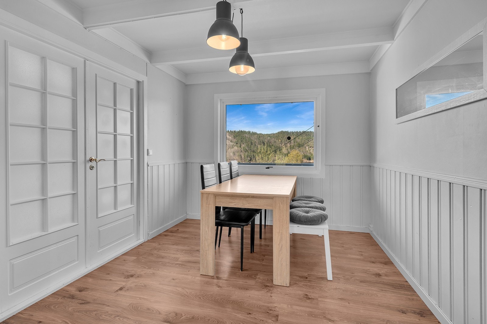 Spiseplassen har eget vindu som gir naturlig lysinnslipp. Galleribilde