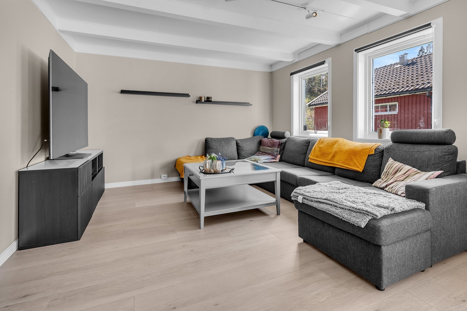 Plass til sofagruppe skaper et komfortabelt oppholdsrom. Galleribilde