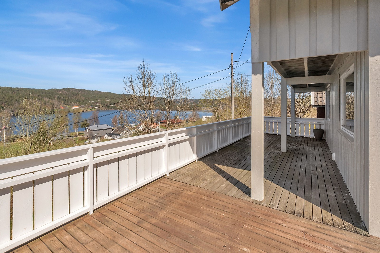 En romslig terrasse omkranser huset og gir mulighet for hyggelige uteområder med utsikt. Galleribilde