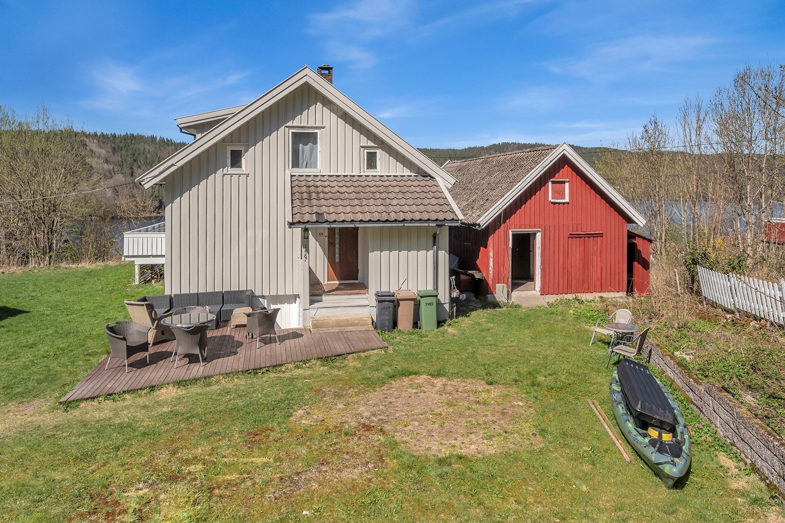 Hagen har en fin kombinasjon av plen og terrasse, med gode solforhold. Galleribilde