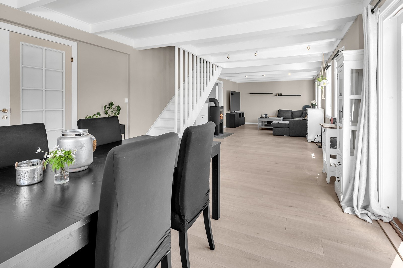 Rommet har en åpen planløsning med god plass til både spisebord og sofagruppe. Galleribilde