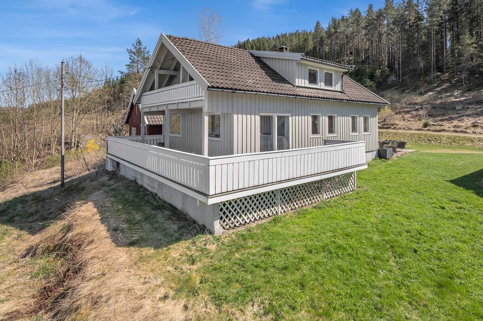 Boligen har en innbydende terrasse som gir tilgang til hagen. Galleribilde