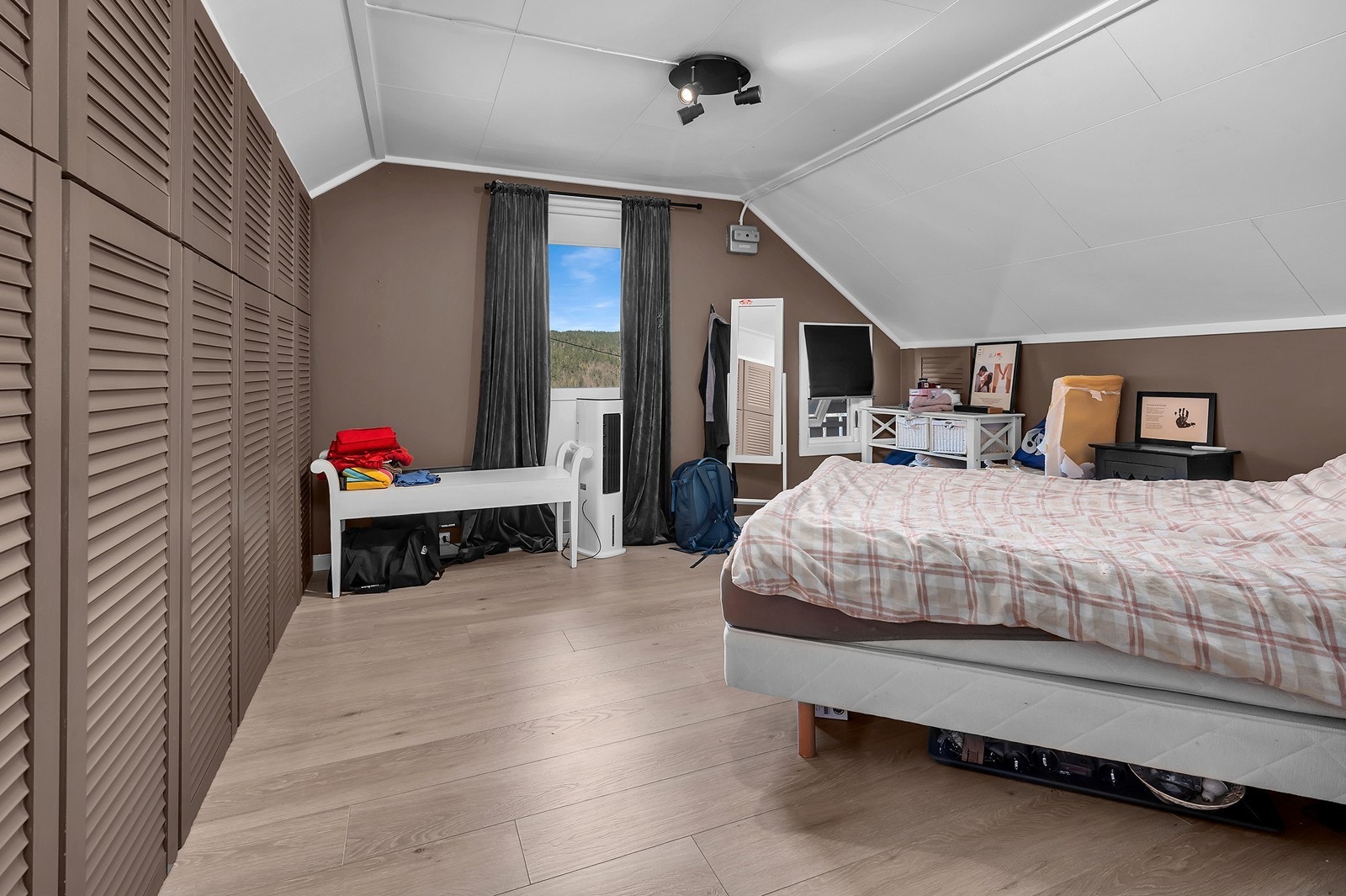 Rommet har praktisk og romslig garderobeløsning med skyvedører. Galleribilde