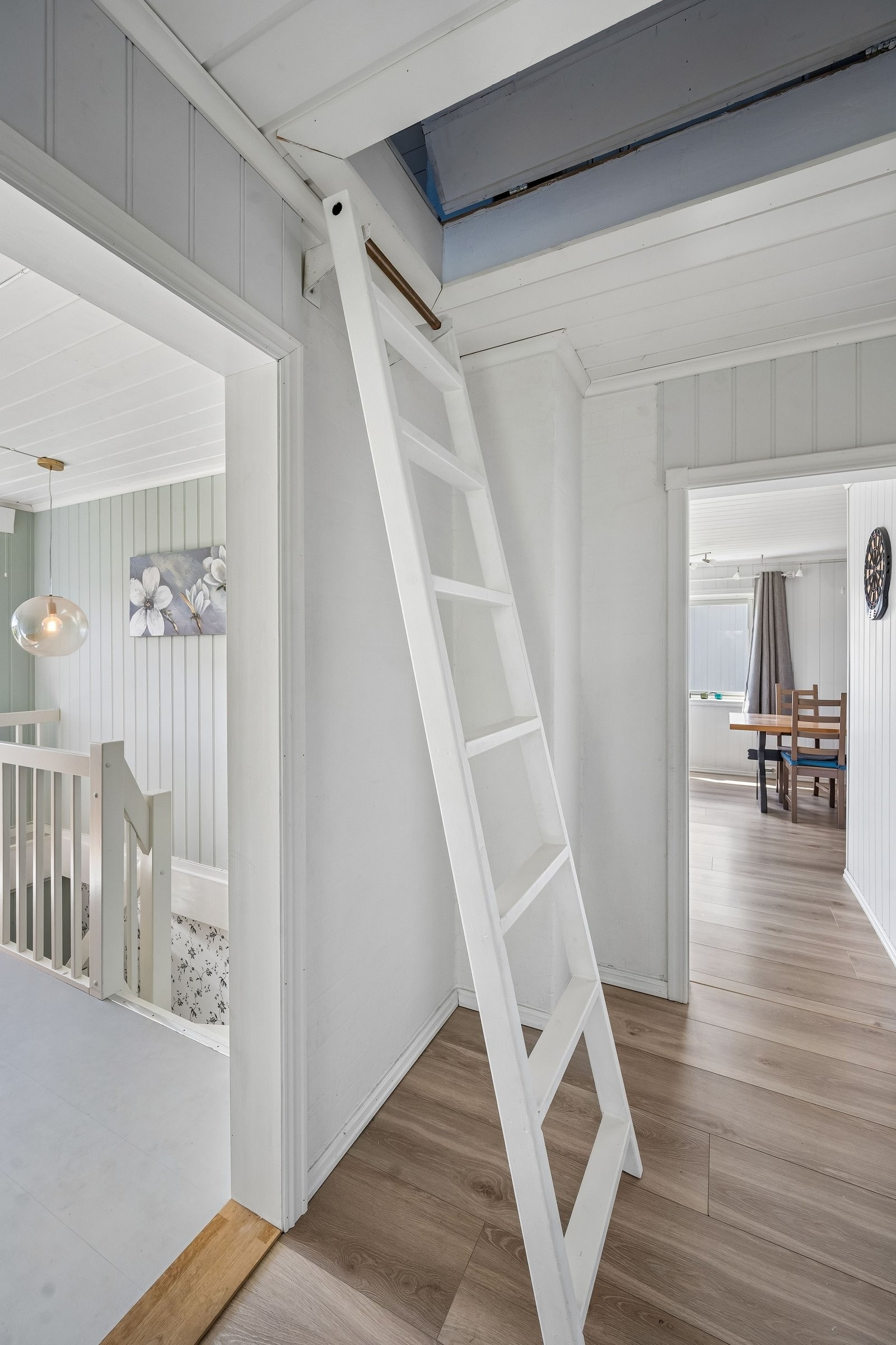 Stige opp til loft/hems Galleribilde