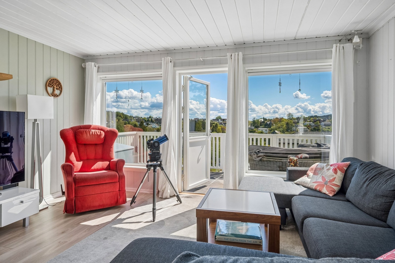 Utsyn mot balkong Galleribilde