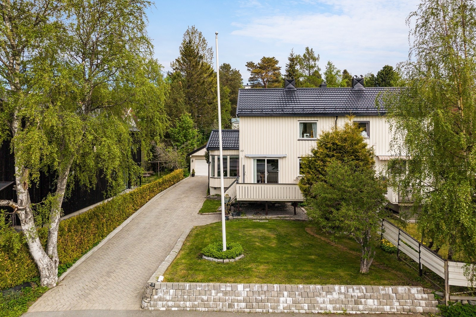 Eiendommen gir et innbydende inntrykk ved ankomst. Uteområdene er opparbeidet med støttemur, belegningsstein, plen og diverse beplantning som fremstår pent og velstelt. Galleribilde