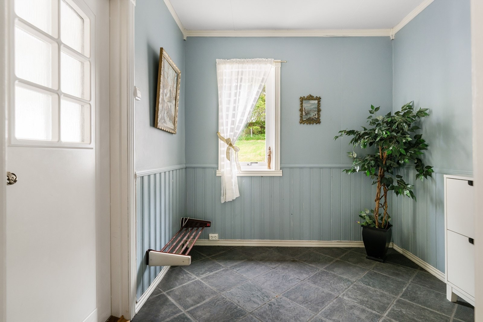 Innenfor døra blir man møtt av en flislagt entré med god plass til å henge fra seg ytterbekledningen og sette fra seg skotøyet. Galleribilde