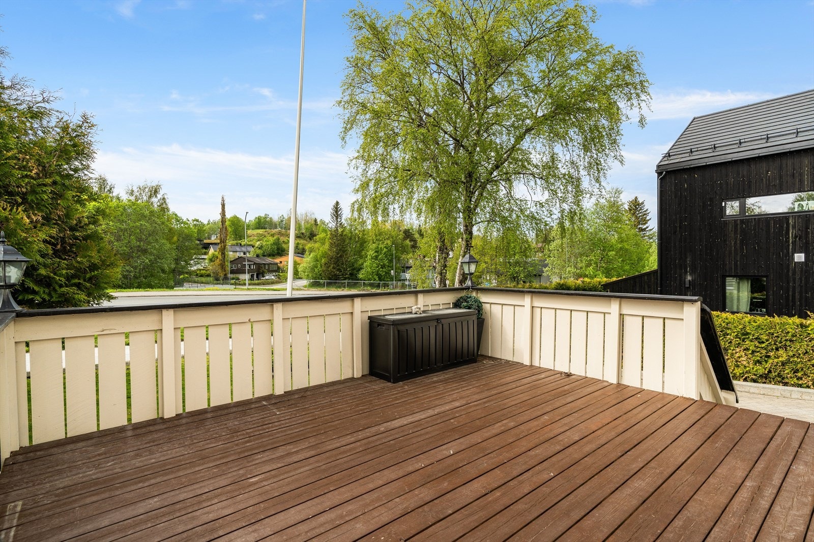 Solrik og sørvendt terrasse med ypperlige solforhold store deler av dagen. Her ligger forholdene godt til rette for avslapning og sosiale sammenkomster i sommerhalvåret. Galleribilde