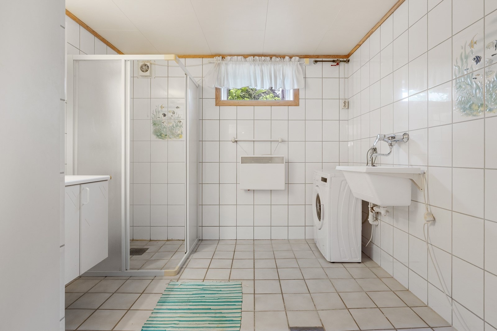 Eldre bad med behov for oppgradering. Badet har en god størrelse på ca. 7 kvm. Galleribilde