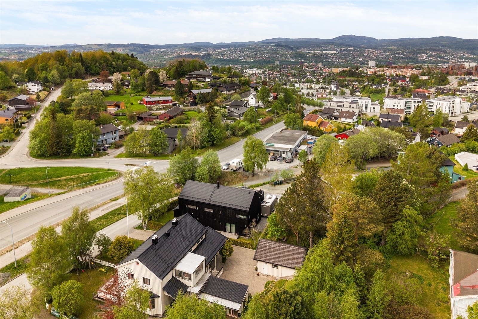 Nærmeste holdeplass ligger på motsatt side av veien. Holdeplassen betjenes av linje 3 som går mellom Dragvoll og Marienborg via Strindheim. Linjen har avganger med 10 minutters intervaller store deler av dagen. Galleribilde