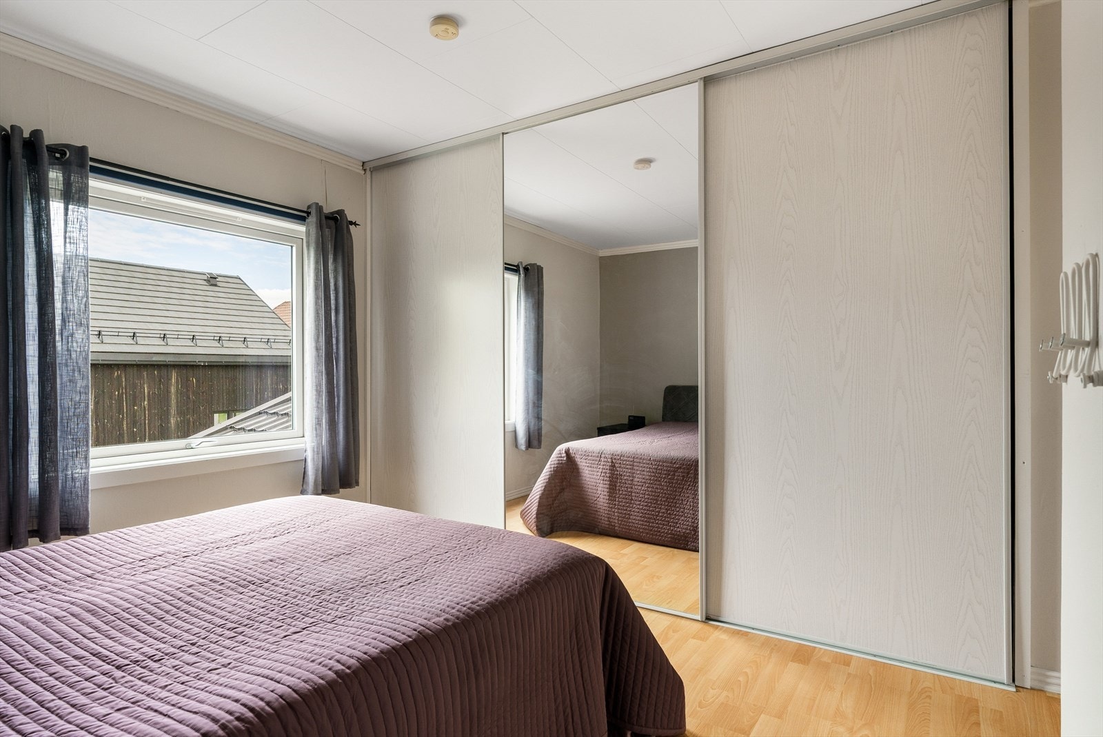 Soverommet er utstyrt med en romslig skyvedørsgarderobe. Galleribilde