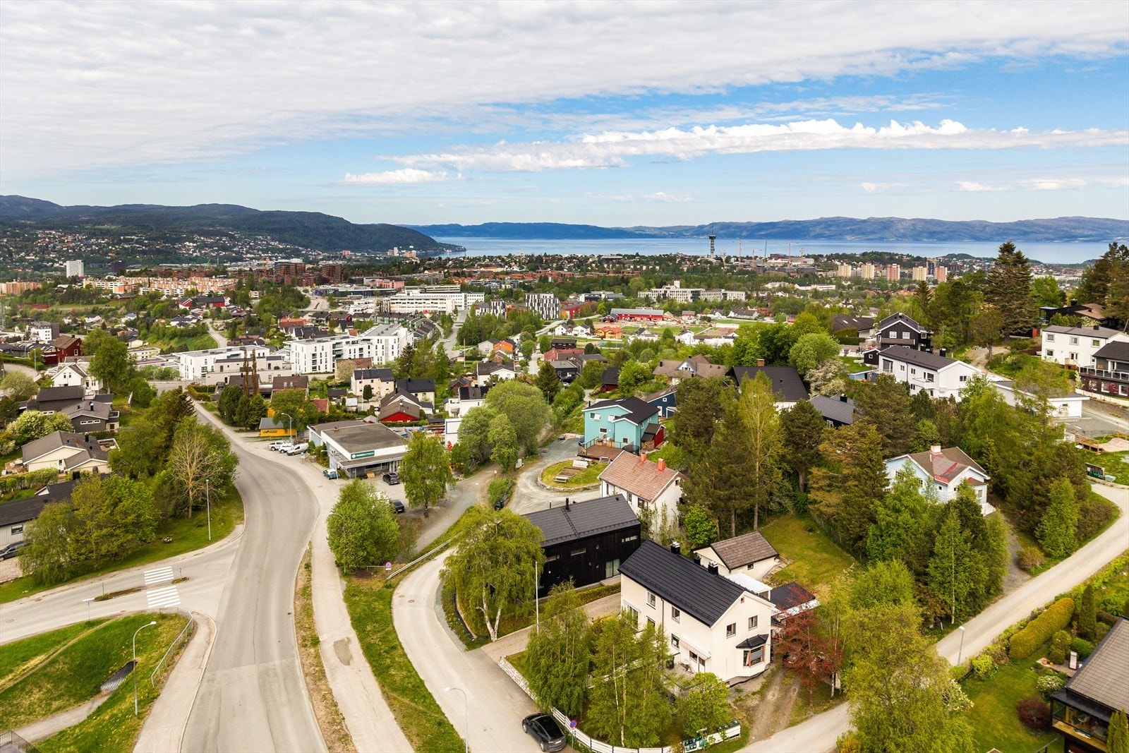 Eiendommen har en attraktiv beliggenhet i et rolig, veletablert og barnevennlig boligområde. Her bor man tilbaketrukket og fredelig, samtidig som man har kort vei til det meste man trenger i hverdagen. Galleribilde