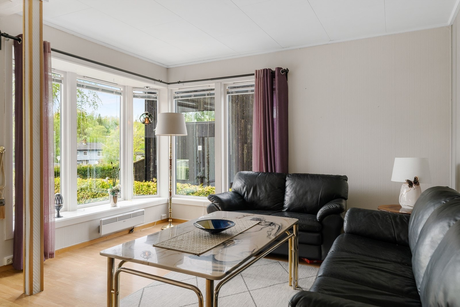 Store vindusflater i flere himmelretninger slipper inn rikelig med dagslys. Galleribilde