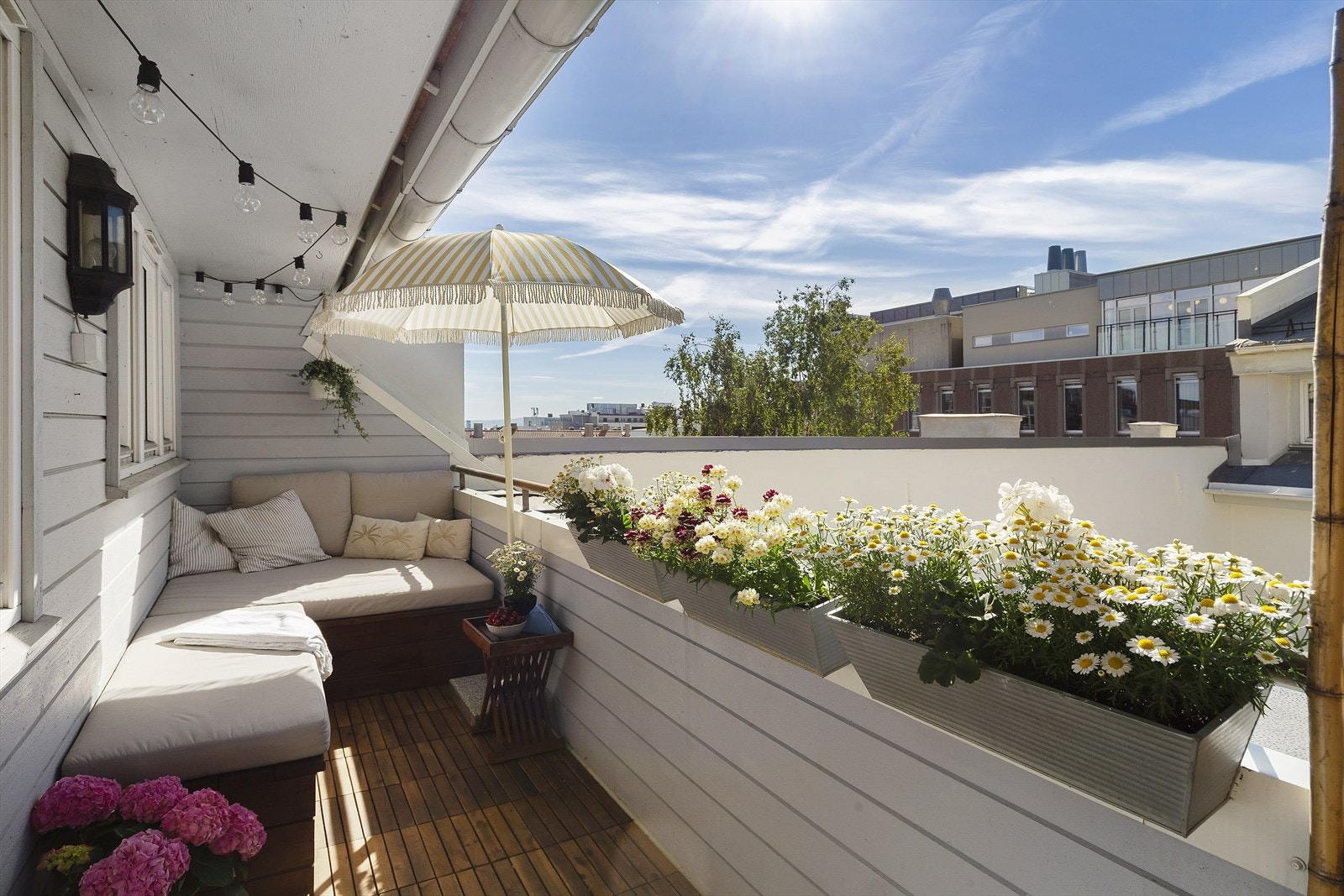 Stille og rolig sørvestvendt takterrasse med god utsikt - Plassbygget benk og daybed som følger med Galleribilde