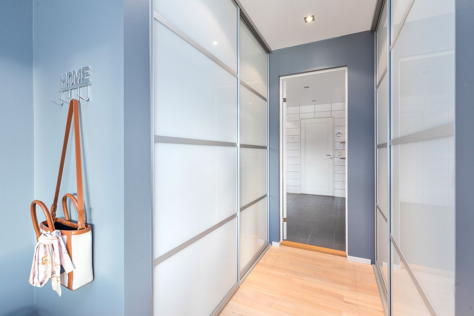 Walk-in garderobe tilhørende hovedsoverom Galleribilde