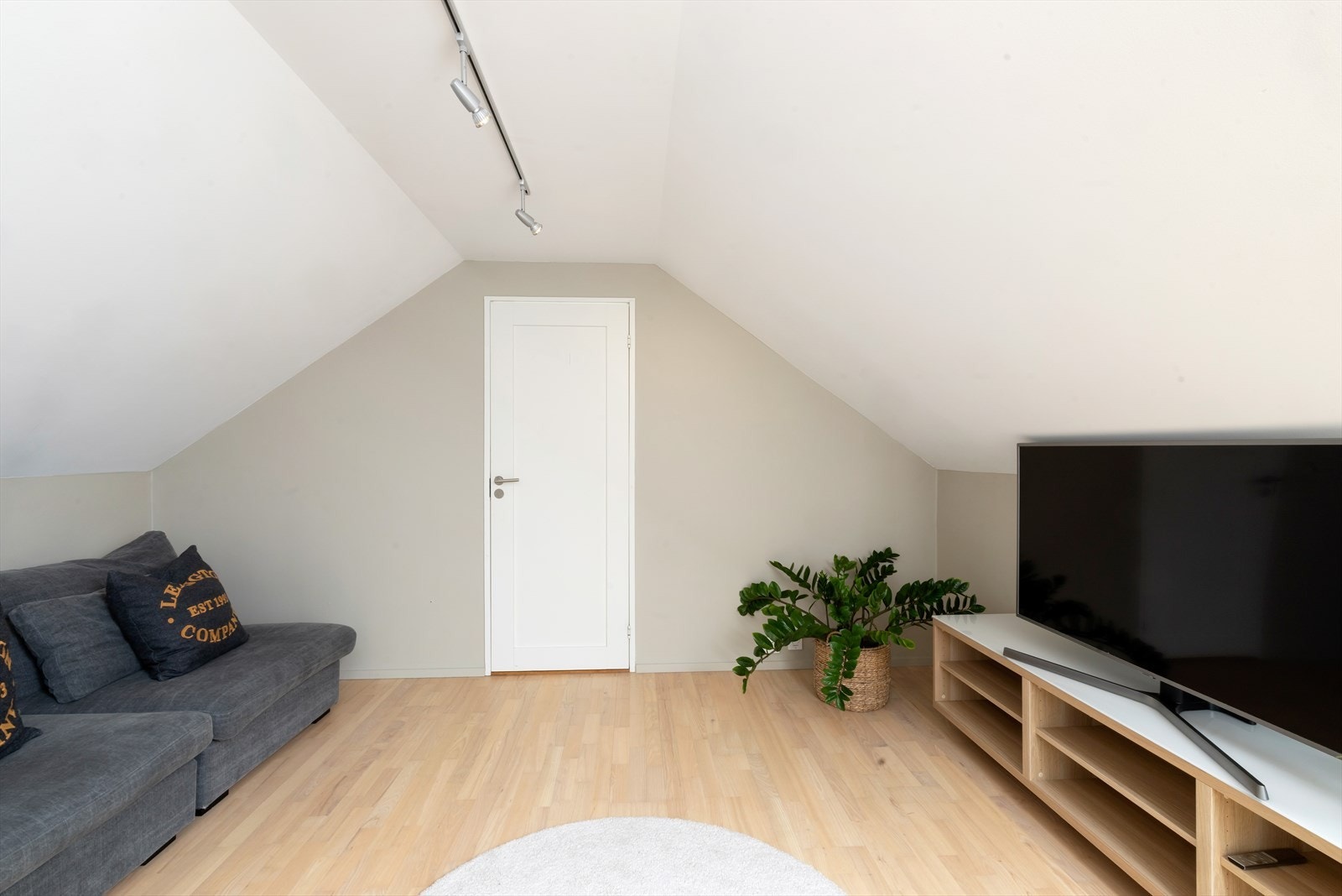 Loftstue. Galleribilde