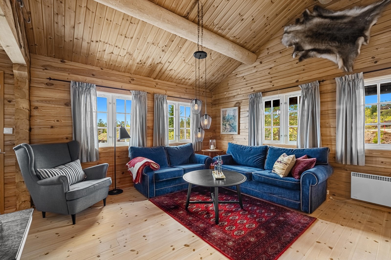 Hytta har hovedsakelig furupanel på vegger og har en tradisjonell standard, og byr på en lun og funksjonell ramme for fritidsbruk. Galleribilde
