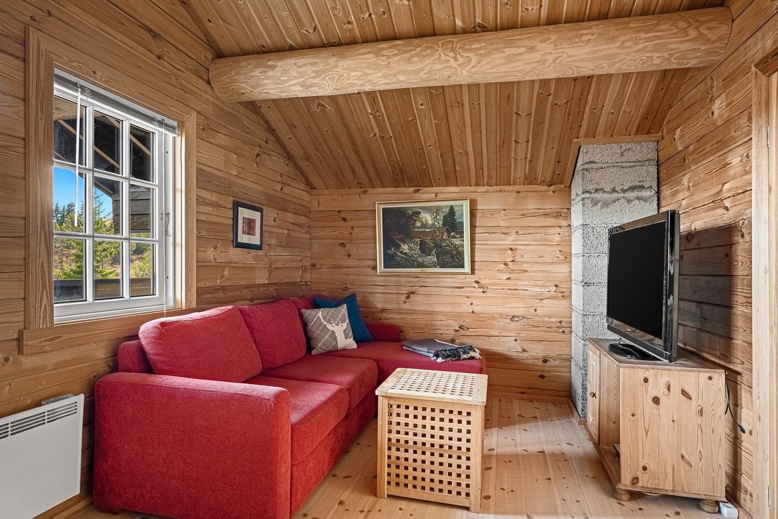 Loftet inneholder loftstue og to soverom, som gir gode ekstra soveplasser og en hyggelig oppholdsplass. Galleribilde