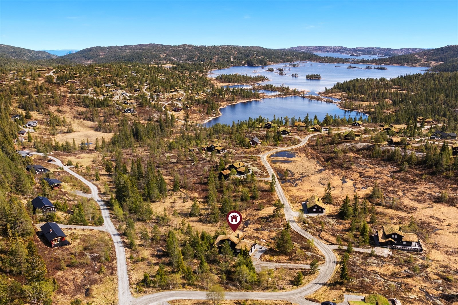 Hytta ligger i et stille og naturnært hytteområde på Kyrkjebygdheia, med gode solforhold og umiddelbar nærhet til vann og turterreng. Galleribilde