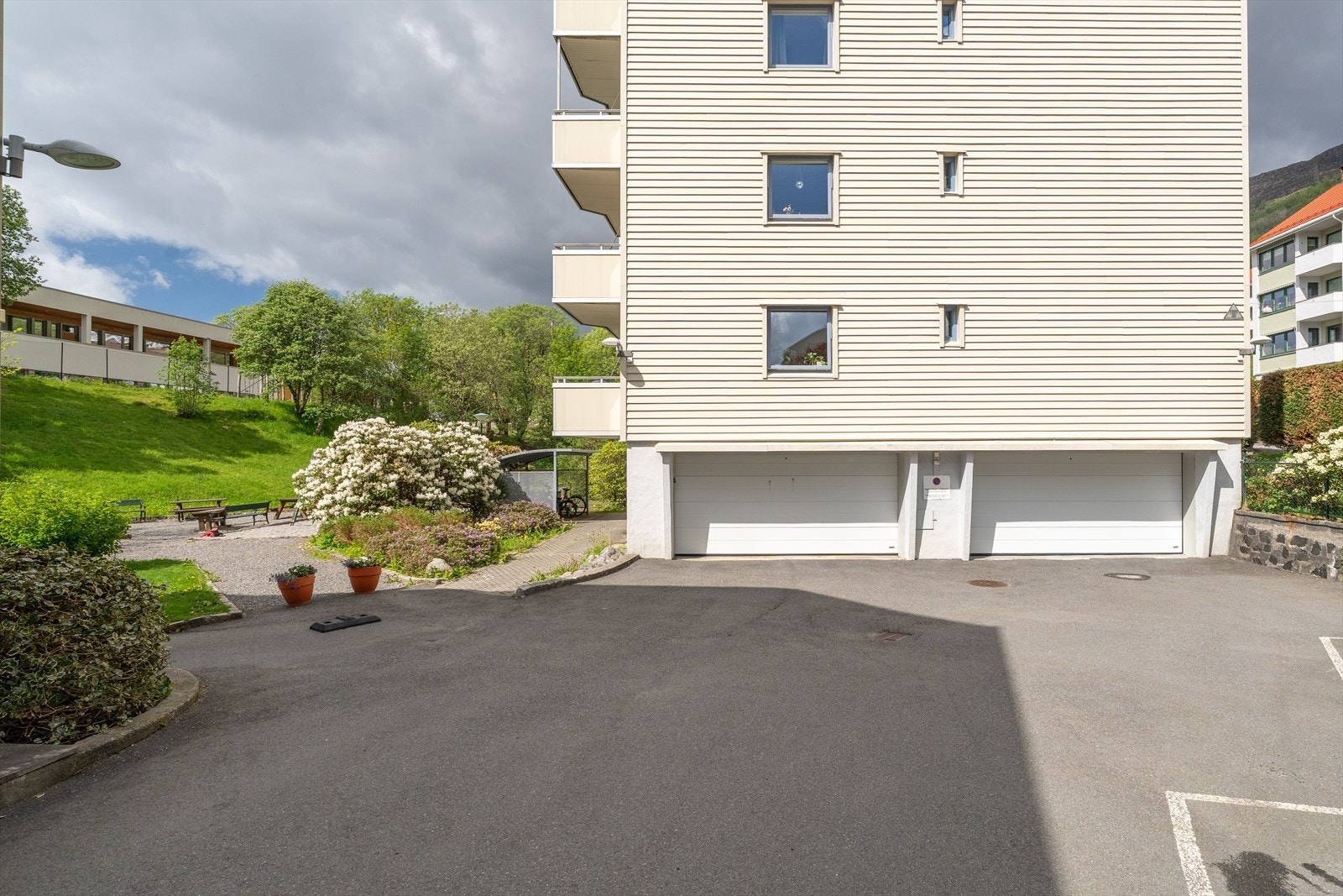 Boliglaget har noen parkeringsplasser og garasjeplasser som leies ut til beboerne. Parkeringsplass og garasjeplass tildeles etter venteliste. For øvrig er det parkering i offentlig vei (ikke soneparkering). Galleribilde