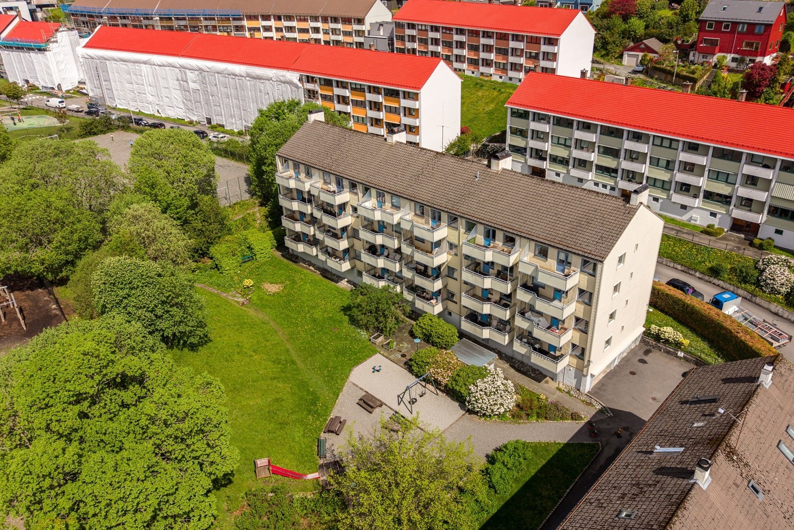 Rugdeveien Boliglag AS består av til sammen 68 leiligheter i lavblokker. Galleribilde