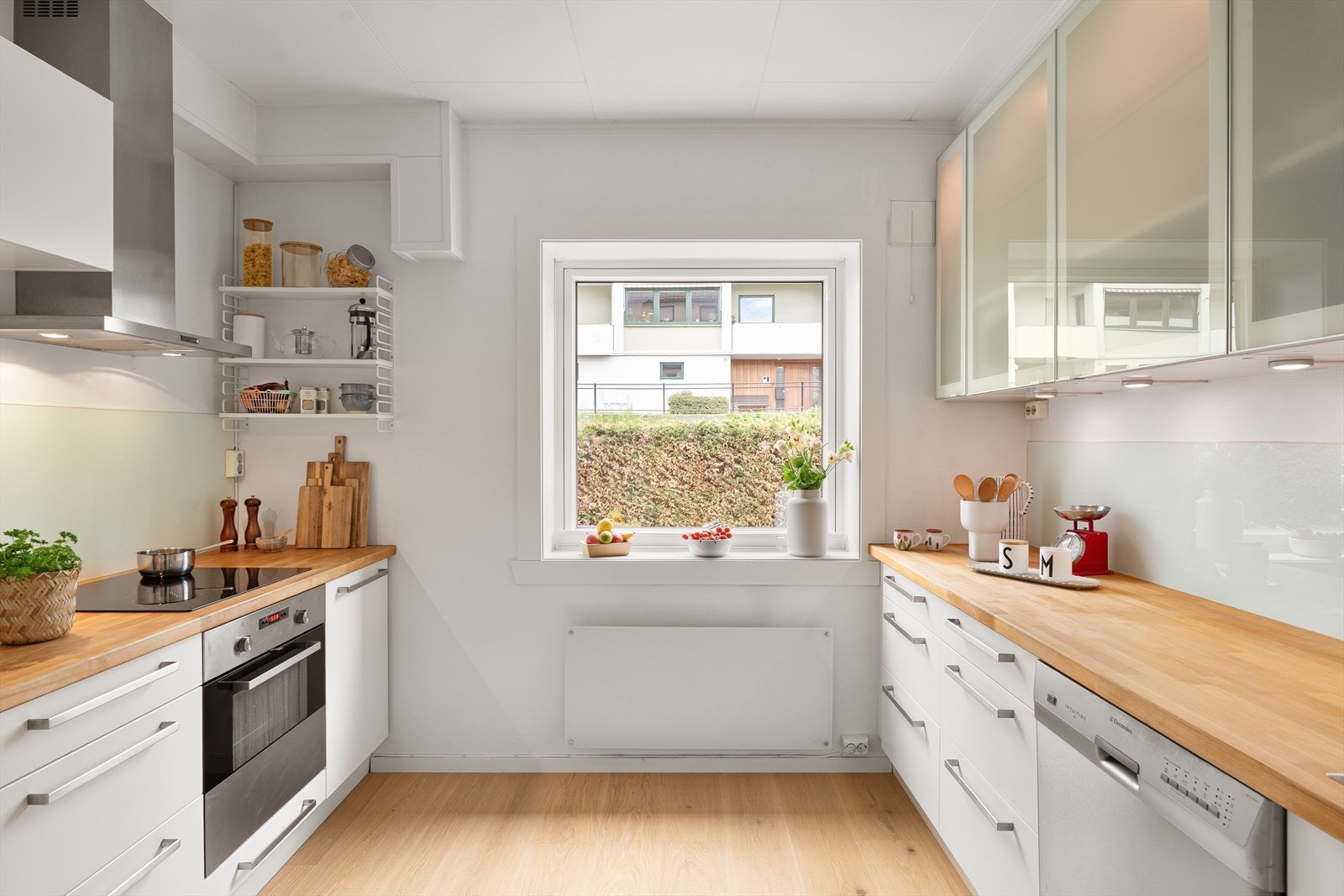Kjøkkenet inneholder for øvrig stål vaskekum, ventilator, og integrerte hvitevarer fra IKEA: Stekeovn, platetopp med induksjon og kombiskap. Det medfølger også en eldre Electrolux oppvaskemaskin. Galleribilde