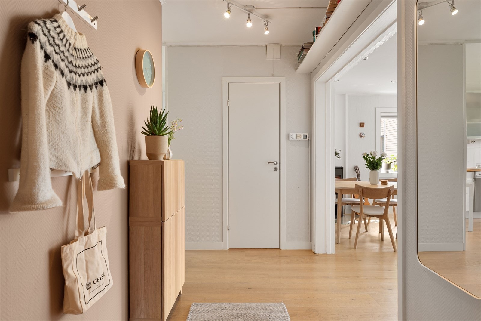 Det er mye som er inkludert i felleskostnadene, bl.a. kommunale avgifter, eiendomsskatt, felles byggforsikring, nedbetaling renter/avdrag andel fellesgjeld, kabel-tv/Altibox, dugnad og diverse drift/vedlikehold av fellesarealer og utvendig bygningsmasse. Galleribilde