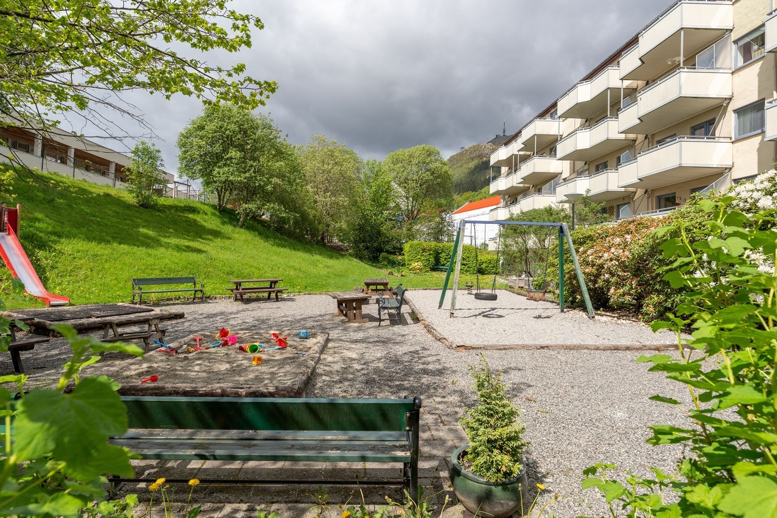 Tomten er felles for boliglaget, og er foruten eiendommens bygningsmasse opparbeidet med div. interne veier, lekeplass, grøntarealer, frukttrær og div prydbusker/beplantning. Galleribilde
