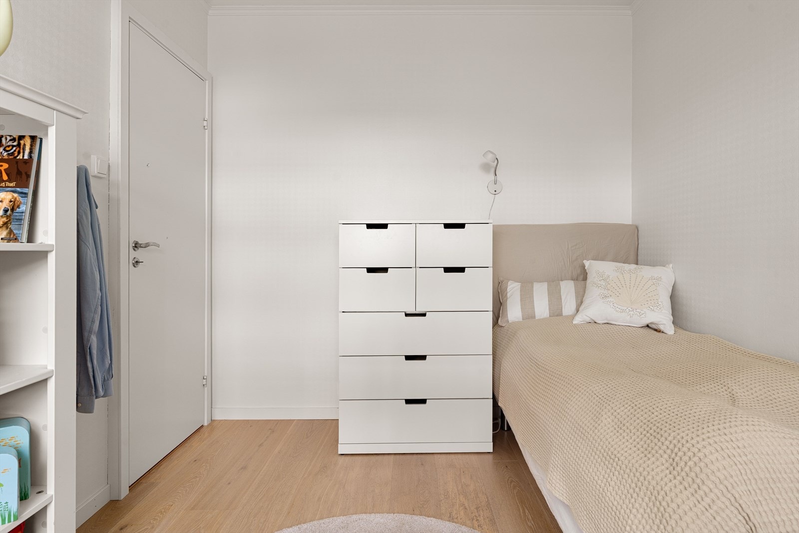 Også dette rommet er enkelt å innrede med bl.a. seng, kommode, skrivepult etc. Galleribilde