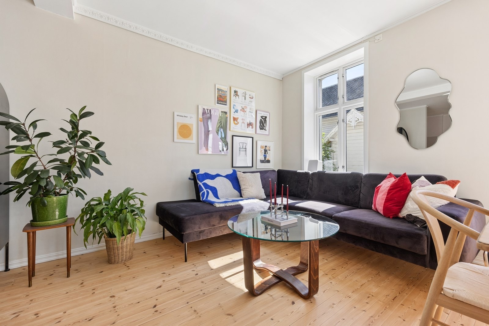 Stuen har god plass til både en romslig sofagruppe og spisebord i en åpen og naturlig løsning mot kjøkkenet. Galleribilde