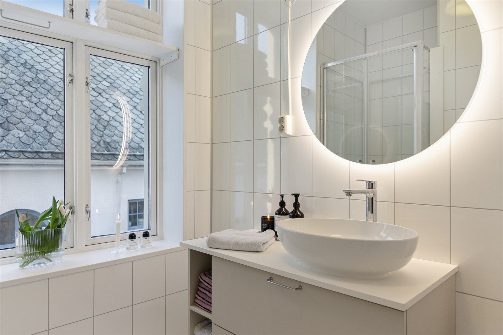 Gulvet har vinylbelegg med elektriske varmekabler. Det er mekanisk avtrekk. Badet har et oppgraderingsbehov knyttet til tettesjikt og fallforhold. Galleribilde