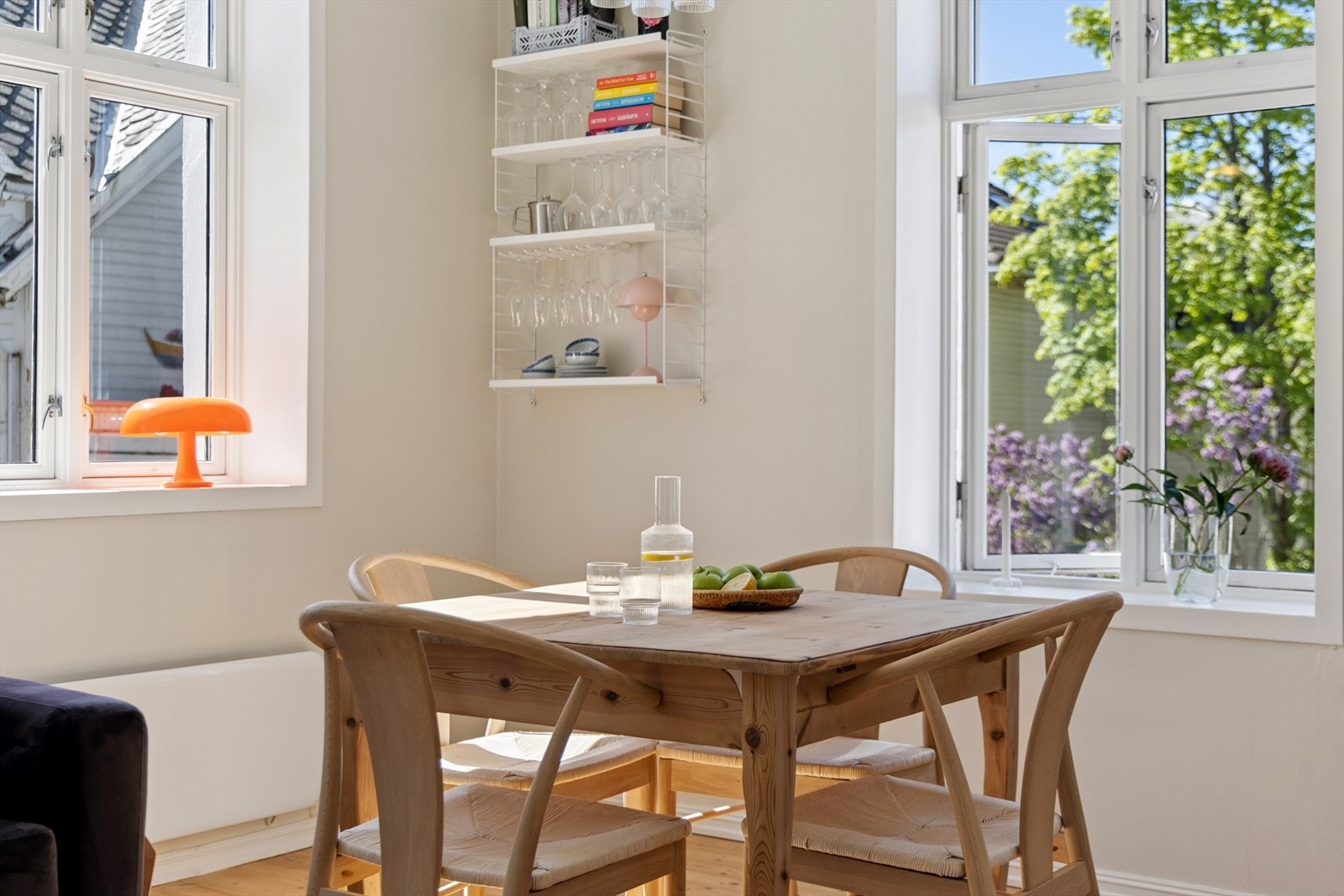 De store vindusflatene er et gjennomgående trekk i leiligheten og bidrar til rikelig med naturlig lysinnslipp samt en lys og luftig romfølelse. Galleribilde