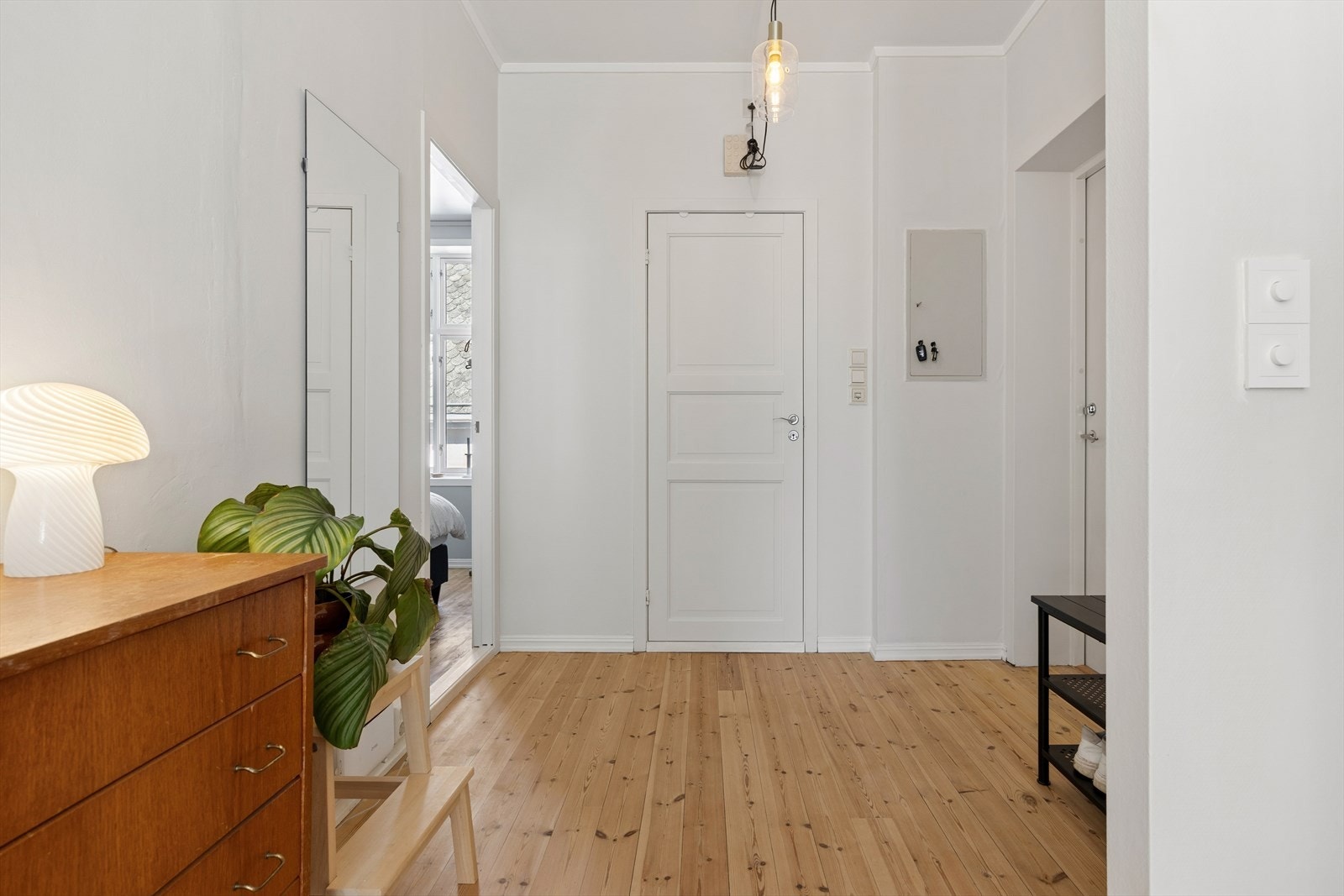 Her ønskes du velkommen inn med flotte furugulv som er gjennomgående i leiligheten. Galleribilde