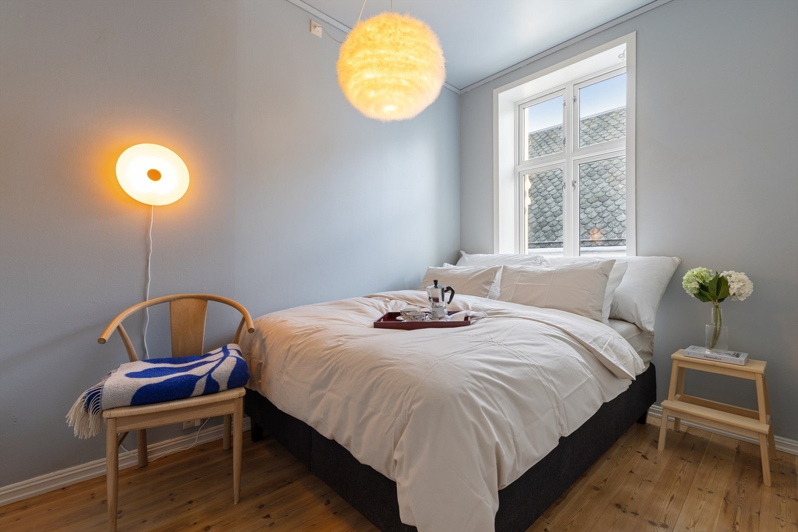 Soverommet fremstår som lyst og romslig, med et stort vindu som slipper inn rikelig med naturlig lys og gir gode lysforhold gjennom dagen. Galleribilde