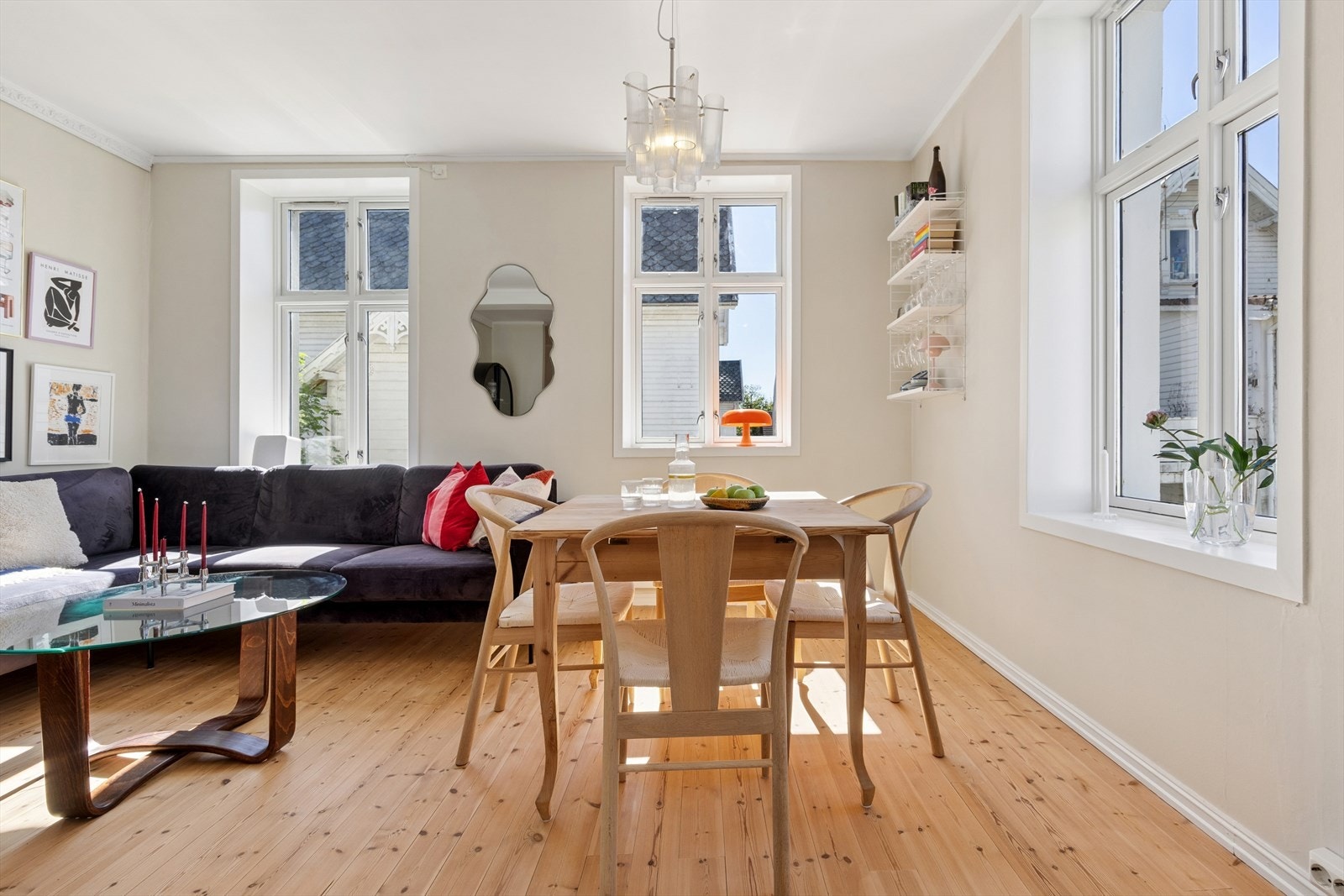 Stukkatur i taket tilfører rommet et klassisk og elegant preg, og understreker boligens karakter og historiske sjarm. Galleribilde