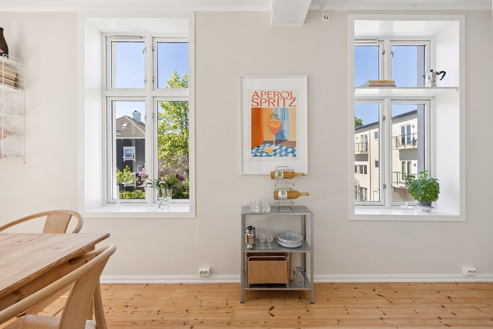 Vinduene har isolerglass fra 1986 og fremstår med dype karmer som er karakteristiske for byggets opprinnelige stil, noe som tilfører boligen et klassisk og tidstypisk preg. Galleribilde