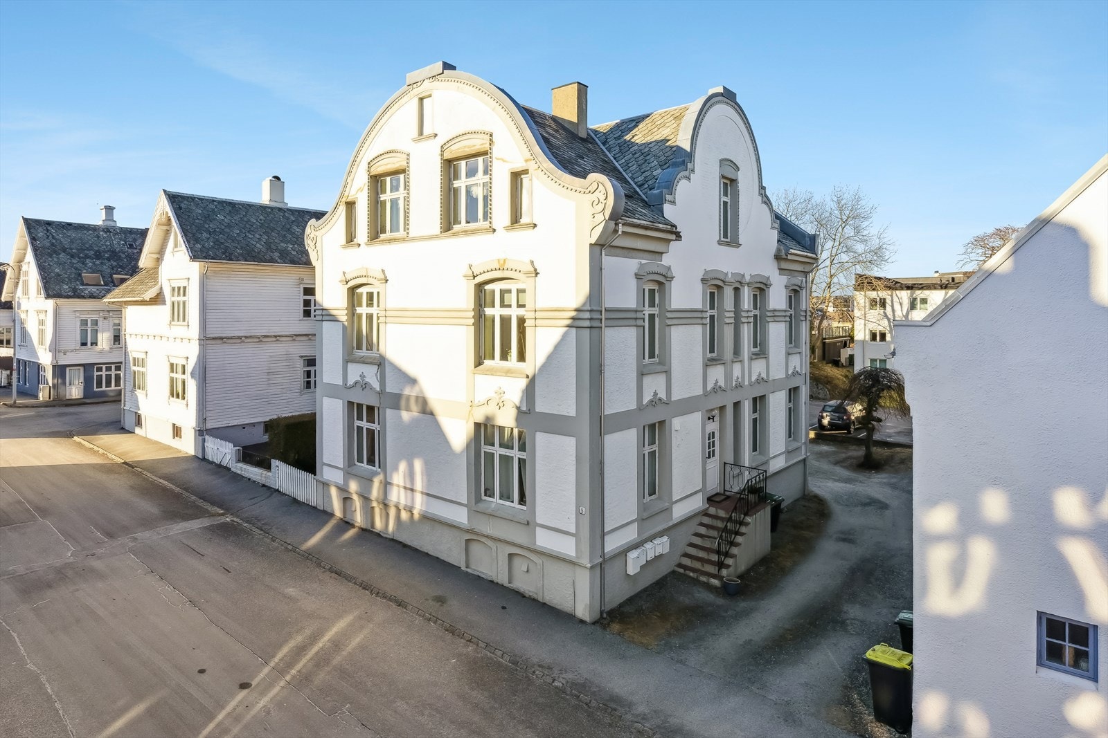 Leiligheten ligger i 2. etasje i et karakteristisk murbygg fra 1905, oppført i solide mur- og trekonstruksjoner og seksjonert i 1986 til totalt fem leiligheter, med sjarmerende tidstypiske detaljer som dekorative listverk og rosett i tak i stuen. Galleribilde