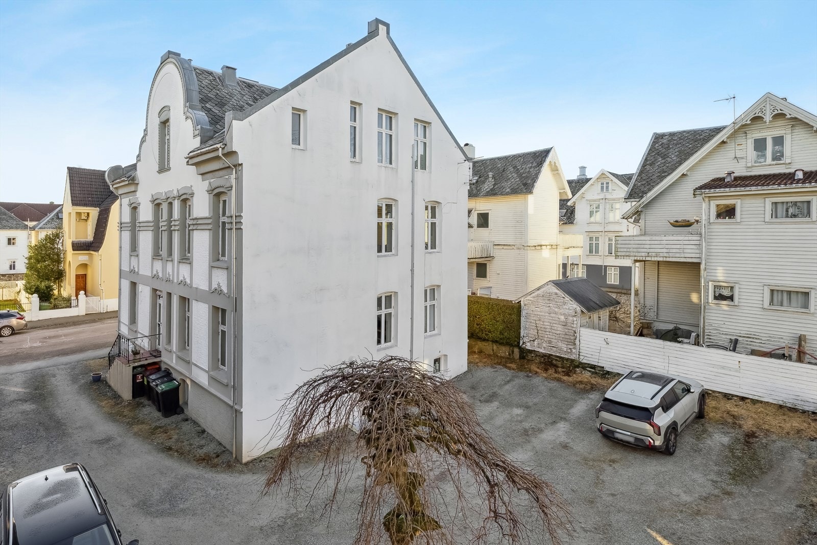Det er felles parkering på tomten, med én plass per leilighet. Plassen er ikke markert eller oppmerket. Innkjørselen til parkeringen deles med Døvekirken. Galleribilde