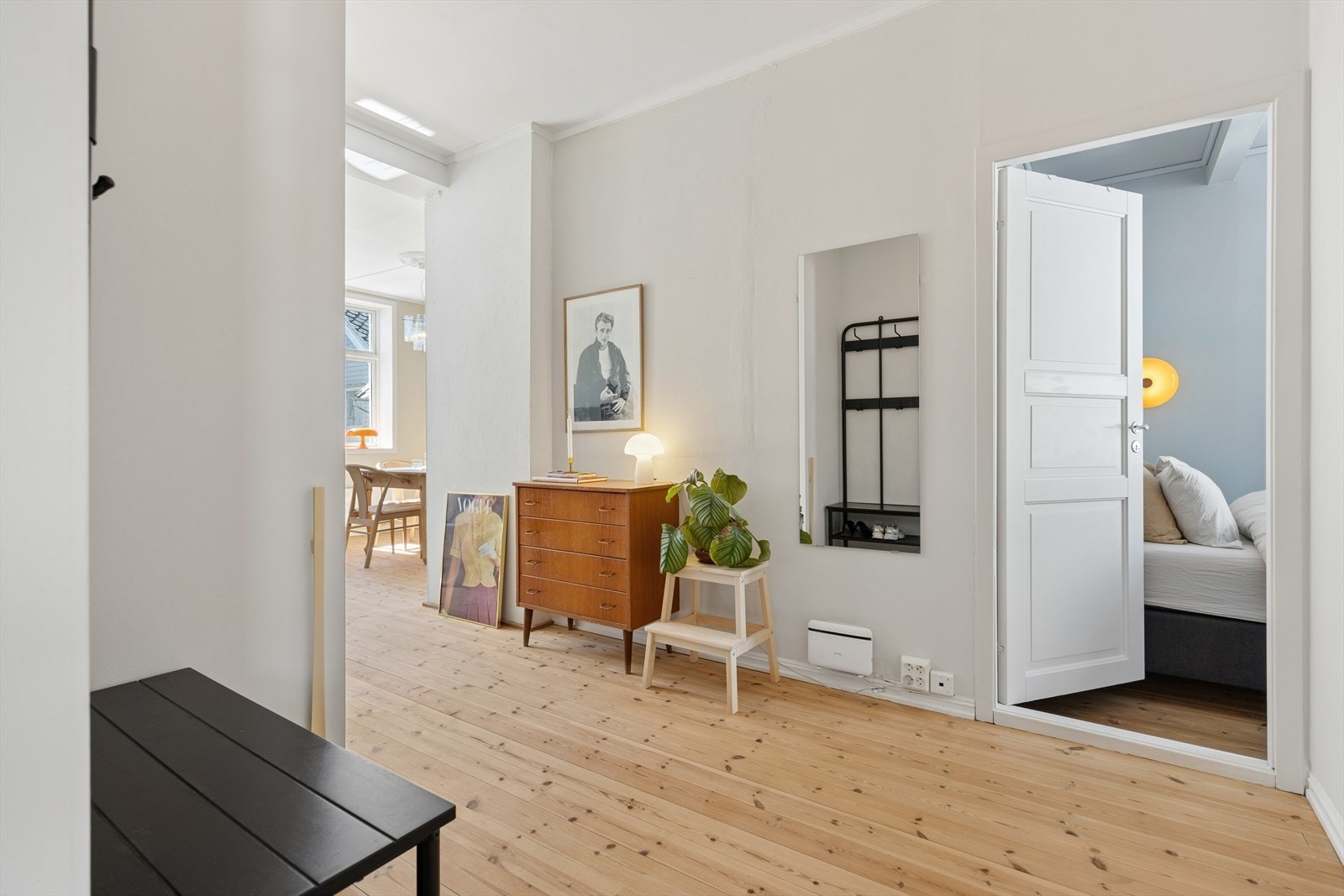 Soverommet ligger adskilt fra stue- og kjøkkensonen, med adkomst fra entréen. Galleribilde