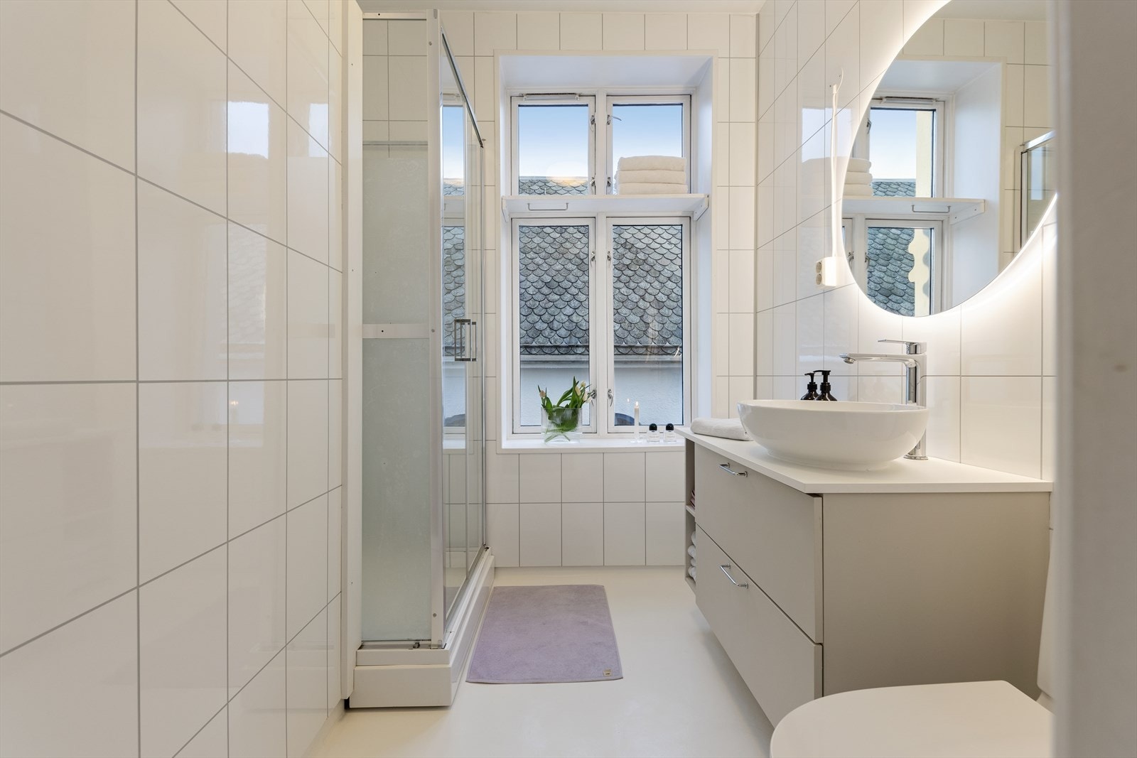 Badet har gjennomgått oppgraderinger i nyere tid. Nytt dusjkabinett i 2020, og i 2022 ble det satt inn baderomsplater på vegg, ny nedfelt servant, nytt røropplegg og nytt baderomsmøbel, samt nytt speil med belysning. Galleribilde