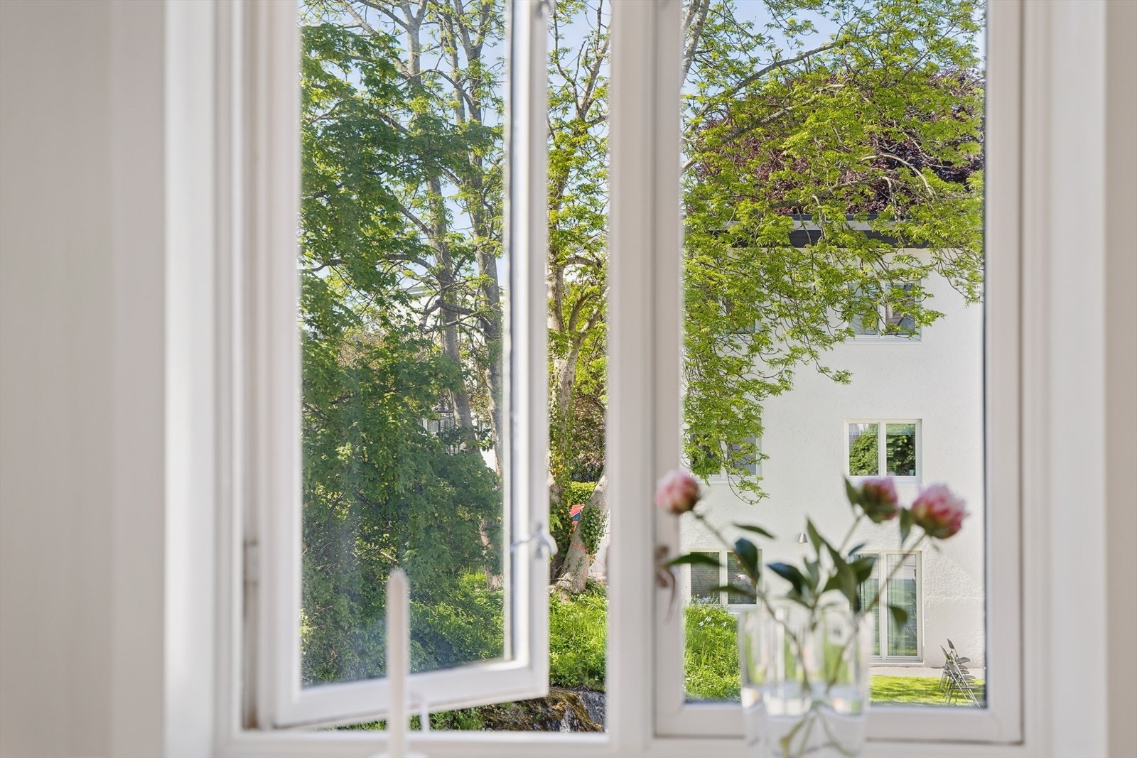 Fra vinduet ved spisebordet er det utsyn mot grønne og rolige omgivelser, som gir en behagelig og skjermet atmosfære. Galleribilde