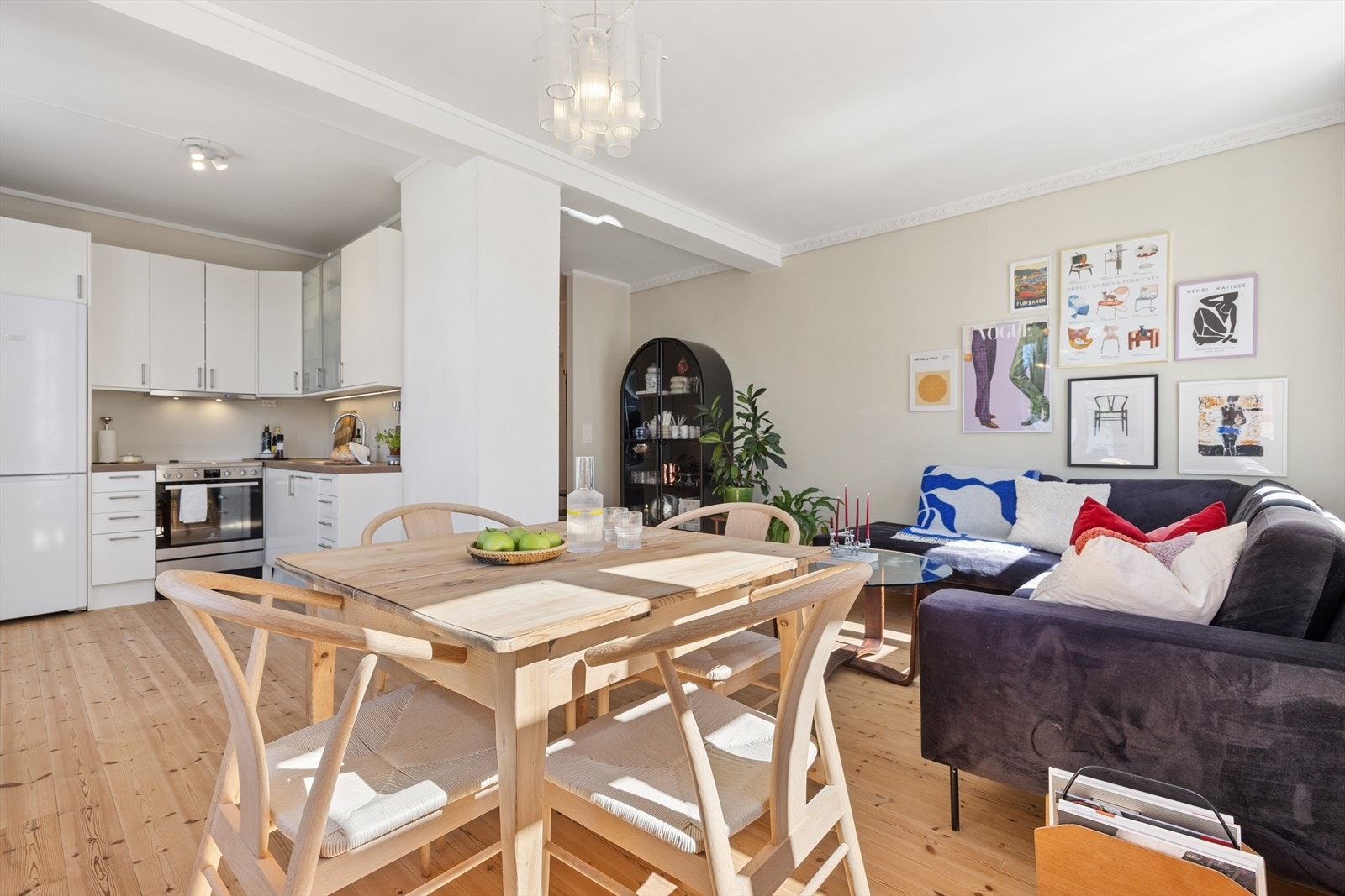 Den åpne løsningen mellom stue og kjøkken skaper en sosial sone med plass til både sofagruppe og spisebord. Galleribilde
