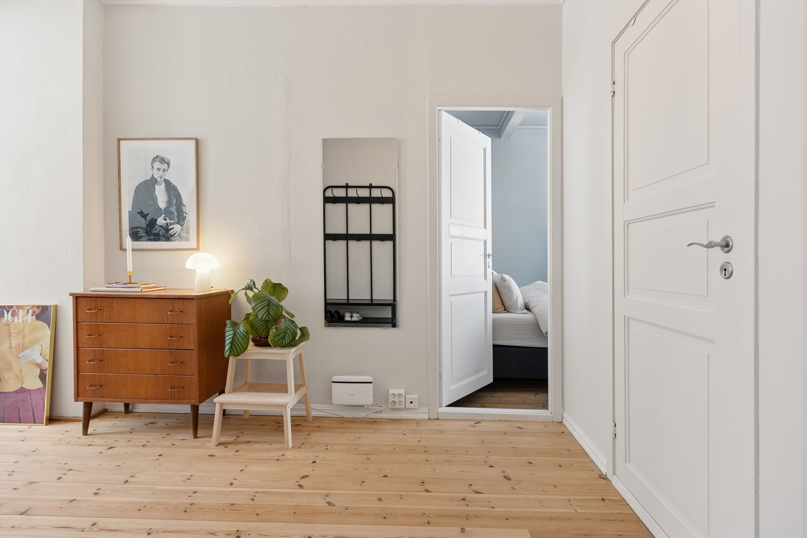Entréen er romslig nok til å fungere som et reelt mottaksrom med god plass til å henge fra seg yttertøy og sette fra seg sko, med direkte sikt mot stuen i den ene retningen og soveromsdøren i den andre. Galleribilde