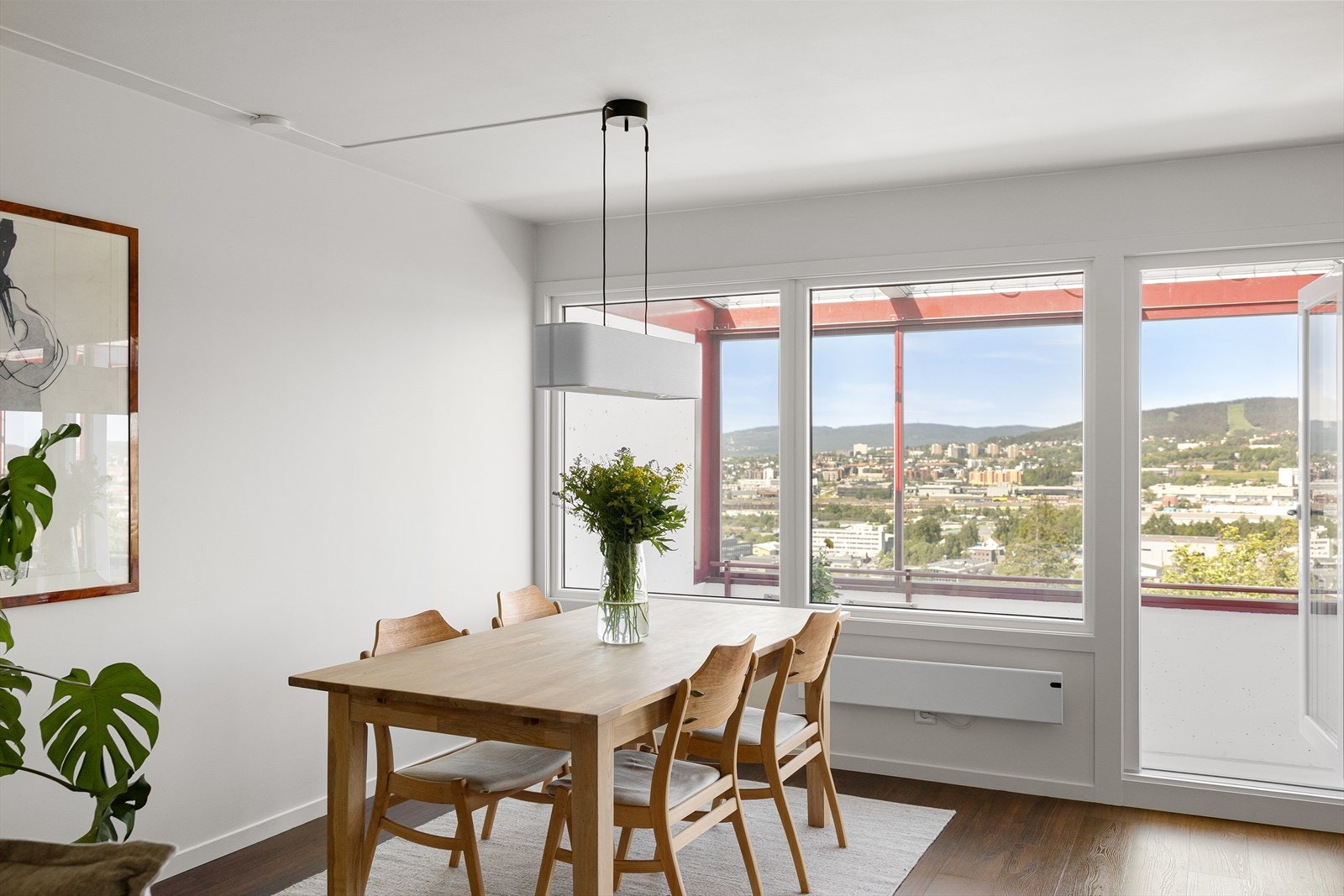 Store vindusflater gir fine lysforhold og flott utsikt, helt uten innsyn. Galleribilde