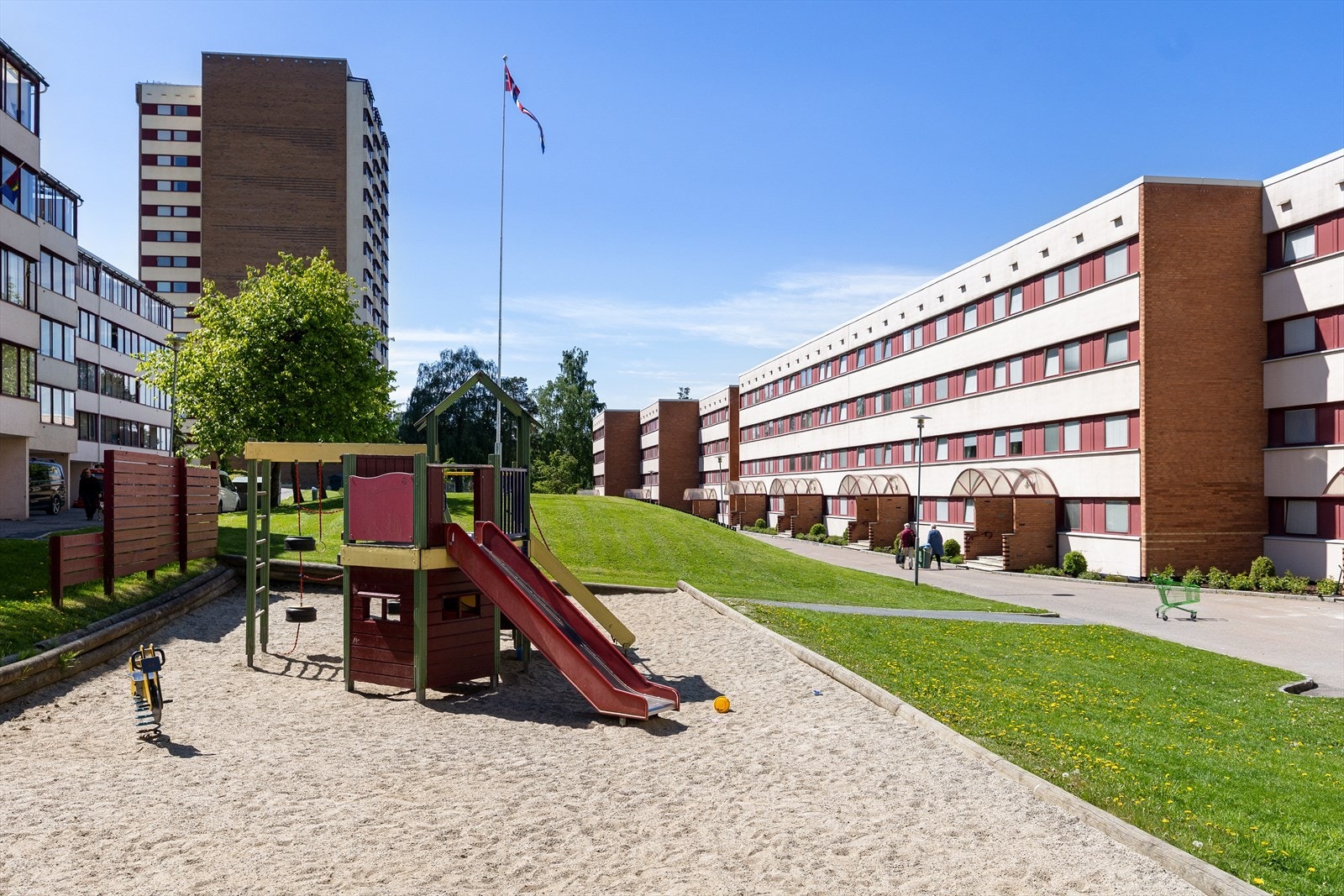 Leiligheten ligger i et etablert og populært boligområde på Trosterud i Oslo, med nærhet til et bredt utvalg av aktivitets- og fritidstilbud. Galleribilde