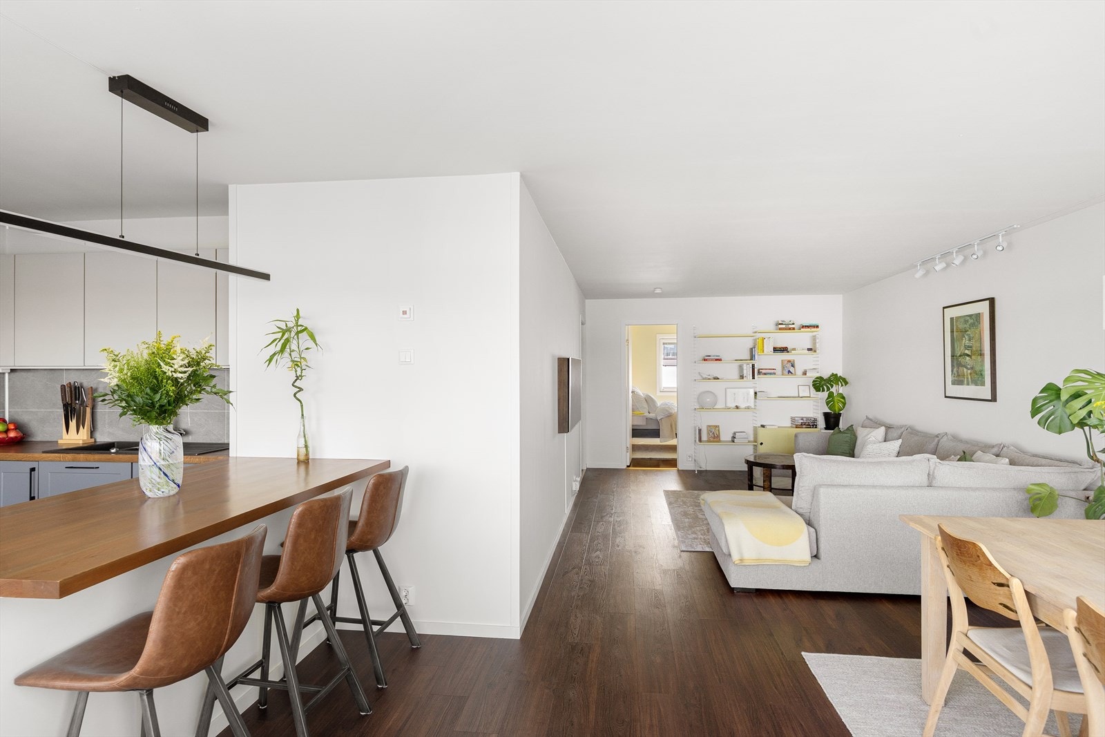 Romslig stue med god plass til sofaseksjon og langbord. Galleribilde