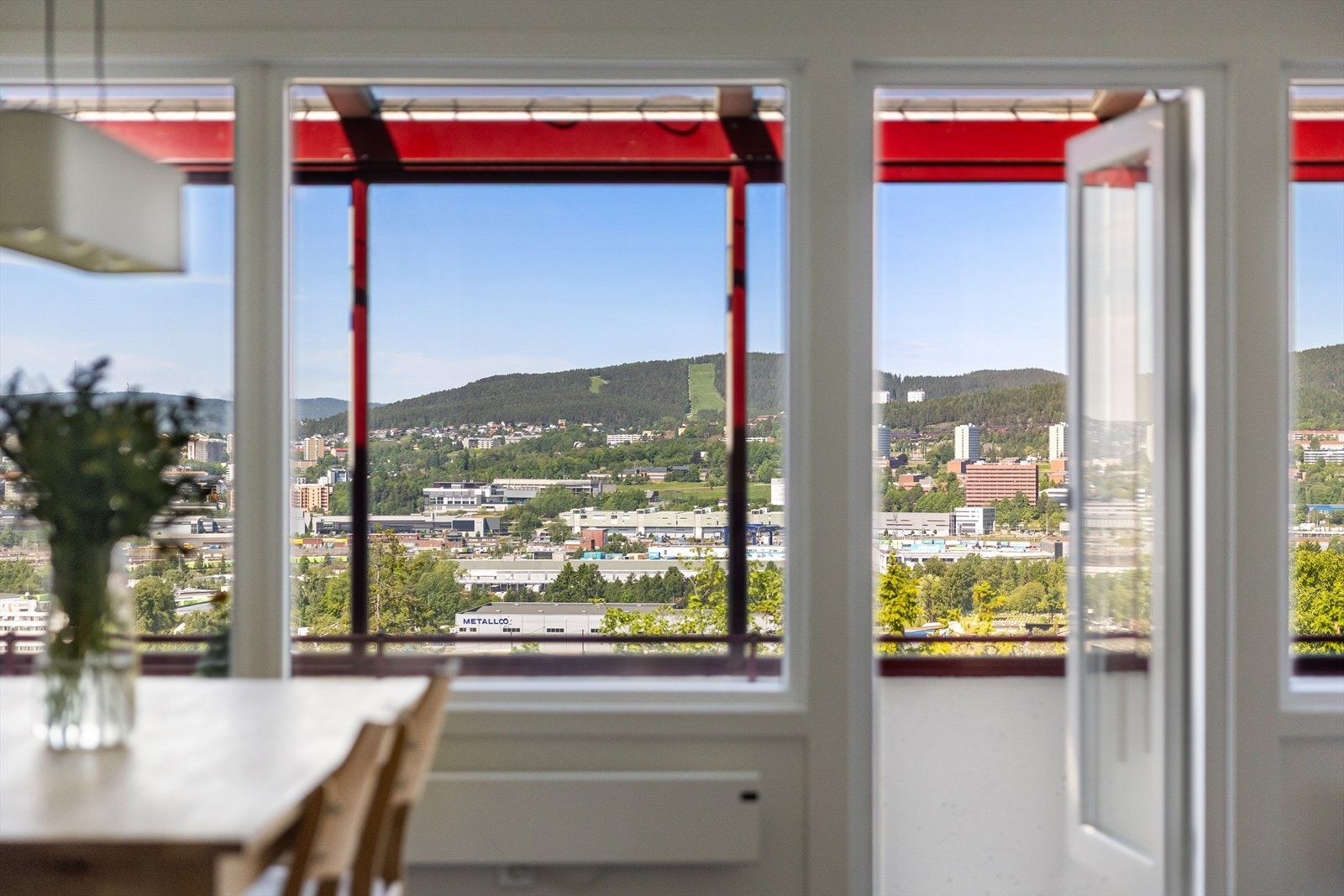 Leiligheten har en solrik, innglasset balkong på ca. 13 m² med fantastisk utsikt over store deler av Groruddalen, Grefsenkleiva og ned mot byen. Galleribilde