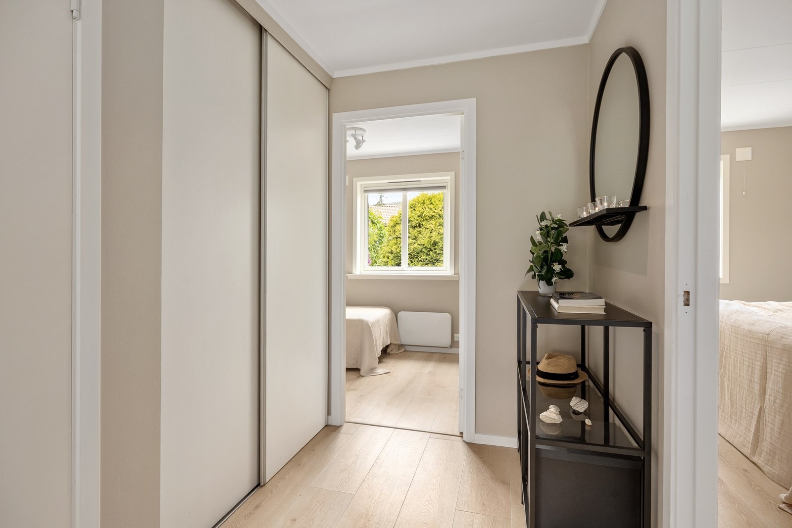 Videre inn i huset har man to soverom, bad og toalettrom - i hall er det skyvedørsgarderobe for ekstra klesoppbevaring Galleribilde