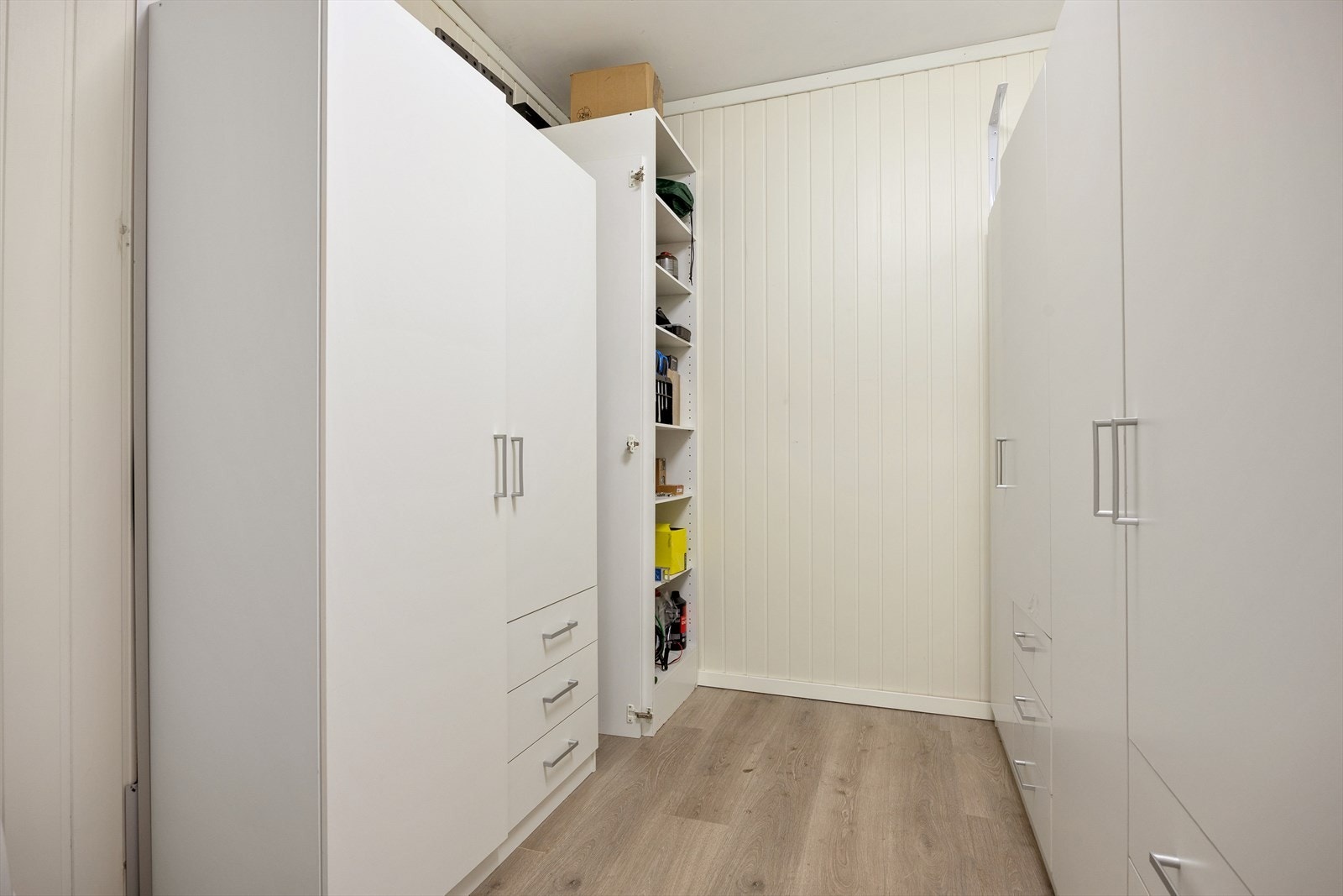 Praktisk sportsbod i carport Galleribilde